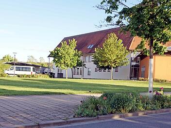 Auf der Wiese neben dem Rathaus wird die Kita in Modulbauweise errichtet.