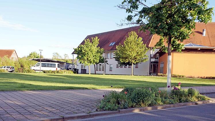 Auf der Wiese neben dem Rathaus wird die Kita in Modulbauweise errichtet.