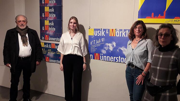 Vernissage  der Ausstellung "Klare Linie" des 2017 verstorbenen Künstlers  Peter Hina. Leo Pfennig, stellvertretender Vorsitzender der Museumsfreunde (von links), konnte  als Gäste  Hinas Tochter  Madeline sowie dessen Ehefrau Grit begrüßen. Auch  Kuratorin Mia Hochrein freute sich. Foto: Hartmut Hessel