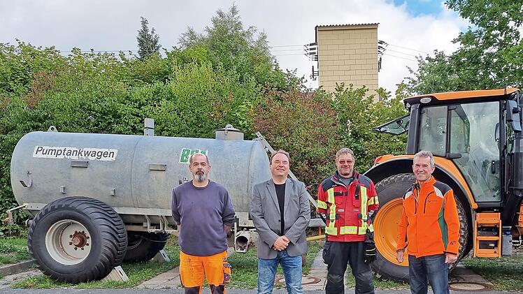 Bauhofleiter Uwe Deckelmann, Bürgermeister Michael Pöhnlein, der Maschinist der Feuerwehr Nordhalben, Michael Adler, und der Leiter der Bayerischen Staatsforsten Nordhalben, Fritz Maier (von links), freuen sich über den Pumptankwagen.