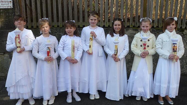 Sieben Mädchen gingen in Poppenlauer zum Tisch des Herrn (in alphabetischer Reihenfolge): Katharina Bieber, Marie Kaiser, Vivien Leven, Jana Pasler, Tabea Saal und Celina Schmidt.  Foto: Erhard Beudert
