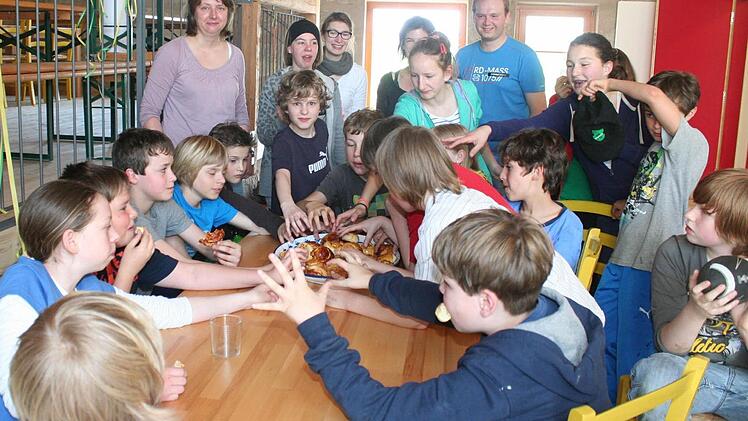 Großer Aufenthaltsraum und Speisesaal in einem: Tina Sickmüller (hinten links im fliederfarbenen Shirt) hat heute Zimtschnecken gebacken.  Fotos: Evi Seeger
