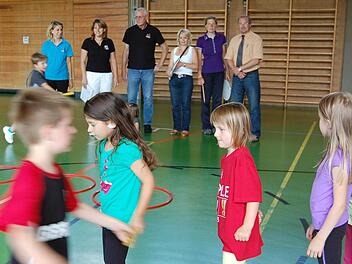 Mehr Bewegung und gesunde Ernährung wollen (hinten von links) Juli Manninger, Ute Braun und Rudi Weik von BSJ, Kintergartenleiterin Birgit Armbruster und Barbara Schmitt sowie Dietmar Werner vom FC Thulba bei den Kindern mit der Baerchen-Aktion fördern.  Foto: Günther Straub