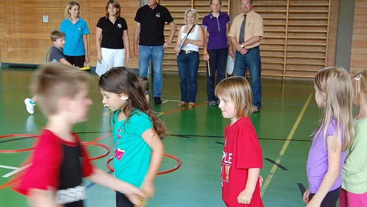 Mehr Bewegung und gesunde Ernährung wollen (hinten von links) Juli Manninger, Ute Braun und Rudi Weik von BSJ, Kintergartenleiterin Birgit Armbruster und Barbara Schmitt sowie Dietmar Werner vom FC Thulba bei den Kindern mit der Baerchen-Aktion fördern.  Foto: Günther Straub