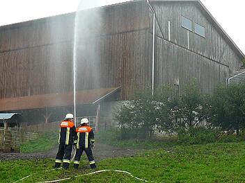 Zwei Feuerwehrkameraden bekämpfen den "Bandherd". Fotos: Klaus-Peter Wulf