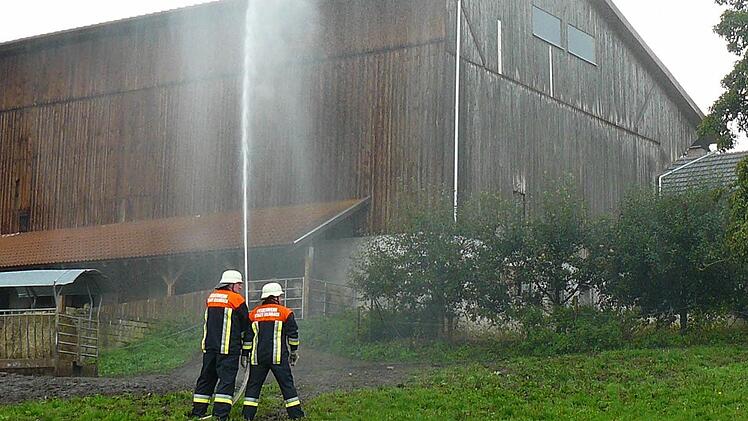 Zwei Feuerwehrkameraden bekämpfen den "Bandherd". Fotos: Klaus-Peter Wulf