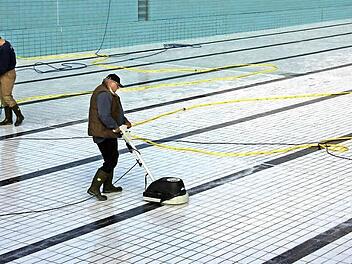 Irgendwo auf weiter Strecke versickert Wasser in großer Menge. Unser Archivbild, das bei Reinigungsarbeiten im Schwimmerbecken entstand, lässt erahnen, dass die Suche nach der undichten Stelle derjenigen nach berühmten Stecknadel im Heuhaufen gleicht. Foto: Eckehard Kiesewetter