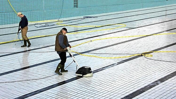 Irgendwo auf weiter Strecke versickert Wasser in großer Menge. Unser Archivbild, das bei Reinigungsarbeiten im Schwimmerbecken entstand, lässt erahnen, dass die Suche nach der undichten Stelle derjenigen nach berühmten Stecknadel im Heuhaufen gleicht. Foto: Eckehard Kiesewetter