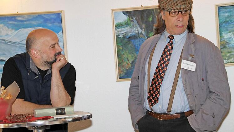 Gedanken zur Ausstellung steuerten Kuki-Vorsitzender Markus Häggberg (links) und Hausmeister Paluschke ( Frank Ziegler) bei.