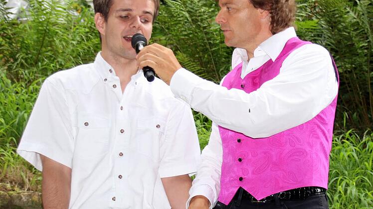 Emotionaler Höhepunkt des Konzerts von Rudy Giovannini auf der Heldritter Waldbühne am Sonntag war sein Duett mit dem gehbehinderten Sebastian Deßling (Leipzig). Foto: Bettina Knauth