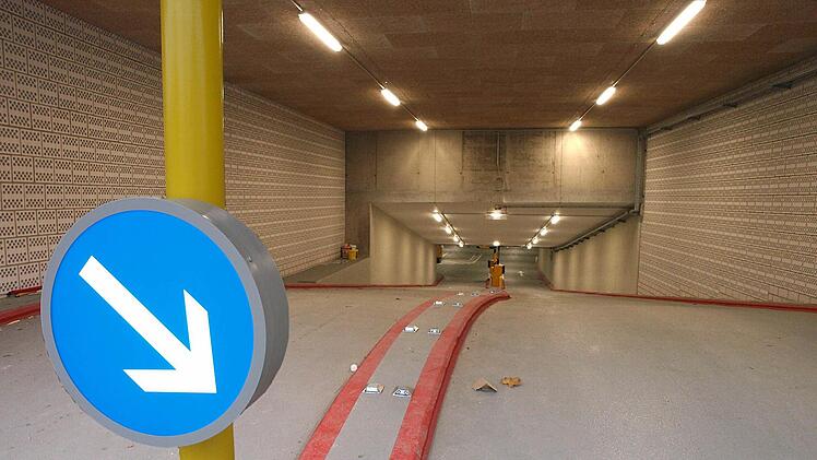 Hier geht's hinein: &Uuml;ber einen ausgepr&auml;gten Buckel, der als Schutz vor Hochwasser dient, f&uuml;hrt die Fahrt in die Tiefgarage Albertsplatz hinunter. Foto: Christoph Winter