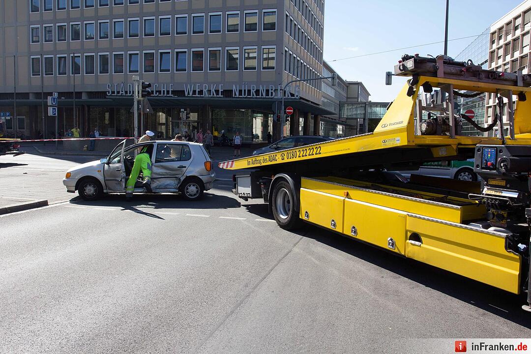 Pkw landet nach Kollision auf dem Dach - Stau im Feierabendverkehr