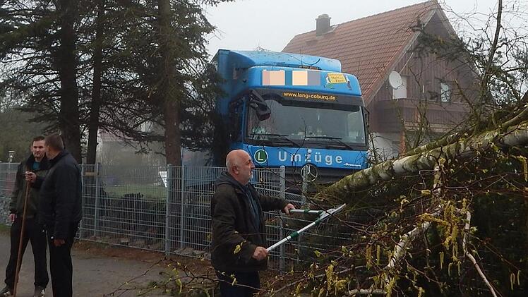 Endstation Baum: Am Mittwochmorgen kam ein Laster bei Oberzinkenflur (Neudrossenfeld) von der B 85 ab und raste in einen Vorgarten. Es wurde niemand verletzt. Foto: Horst Wunner