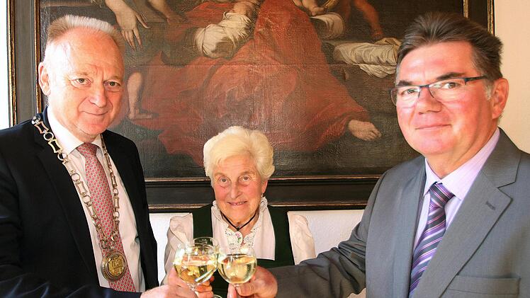 Anstoßen: Mit der Stadtmedaille in Silber zeichnete Bürgermeister Helmut Blank  (links) Elisabeth Lenhardt (Mitte) aus Wermerichshausen und Bruno Schäfer aus Münnerstadt (rechts) aus. Foto: Dieter Britz