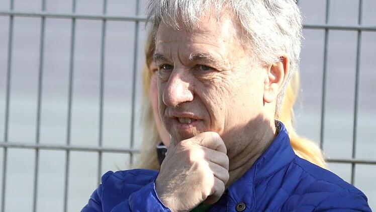 Auch FCC-Vorsitzender Wolfgang Gremmelmaier be&auml;ugte die Szenerie kritisch.Timo Geldner