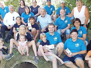 Die Tiefenpölzer Löschdrachen bekamen Gutscheine von Bürgermeister Helmut Krämer. Foto: Barbara Langer