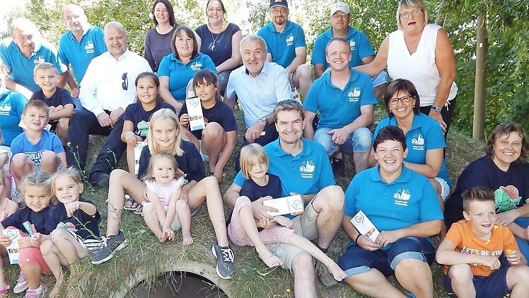 Die Tiefenpölzer Löschdrachen bekamen Gutscheine von Bürgermeister Helmut Krämer. Foto: Barbara Langer