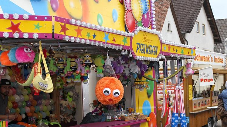 Stände sorgen für viel Spaß und Feierstimmung.