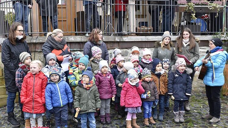 Die Kinder der BRK-Kindertagesstätte "Unter Burg" sangen zu Beginn des Weihnachtsmarkts drei Lieder.