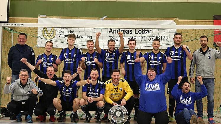 Die SpVgg Jahn Forchheim um Torwarttrainer Thomas Oppelt (li. oben) und Coach Christian Springer (re.) hat wie 2018 die Forchheimer Hallenstadtmeisterschaft gewonnen.