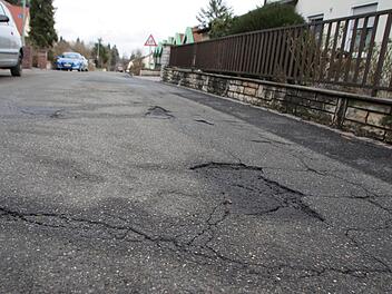 Die Sanierung der St.-Georg-Straße steht auch bei der Verwaltung ganz oben auf der Liste.  Fotos: Andreas Dorsch