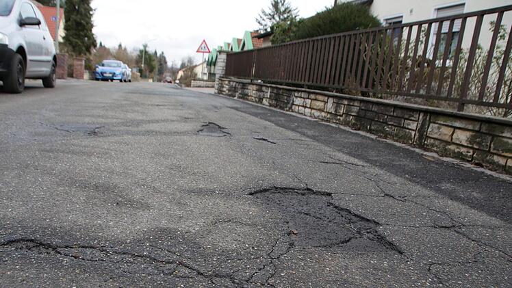 Die Sanierung der St.-Georg-Straße steht auch bei der Verwaltung ganz oben auf der Liste.  Fotos: Andreas Dorsch