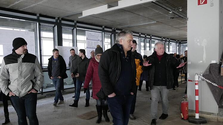 Rundgang mit Bauamtsleiter Peschel durch das  Erdgeschoss Foto: Manja von Nida