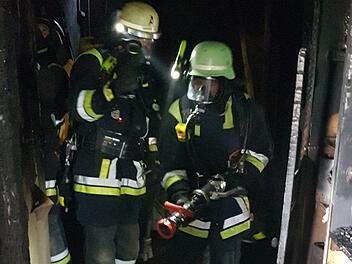 In Stockheim ist es zu einem Brand in einem Mehrfamilienhaus gekommen. Als die Feuerwehr eingetroffen ist, brannte bereits der ganze Keller. Foto: Freiwillige Feuerwehr Stockheim