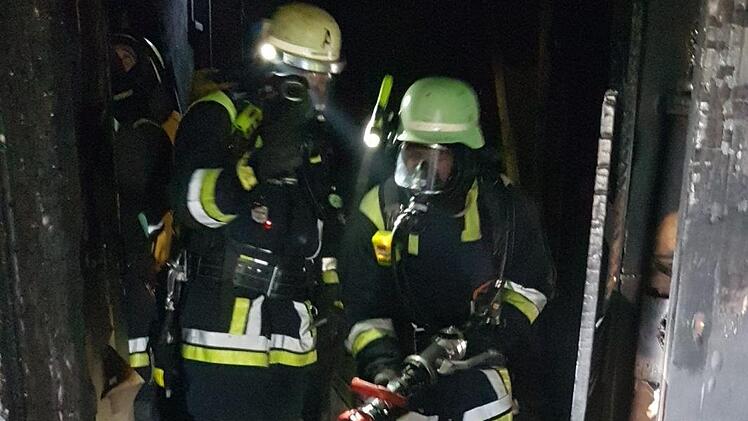 In Stockheim ist es zu einem Brand in einem Mehrfamilienhaus gekommen. Als die Feuerwehr eingetroffen ist, brannte bereits der ganze Keller. Foto: Freiwillige Feuerwehr Stockheim