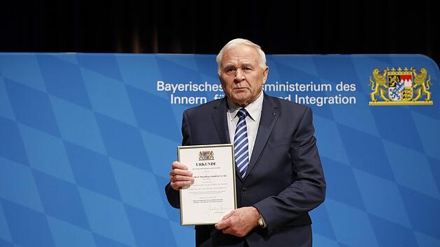 Die Vorndran Metallbau GmbH & Co. KG aus Kleinwenkheim wurde als "Ehrenamtsfreundlicher Betrieb - Gemeinsam f&uuml;r mehr Sicherheit" auszeichnet. Gesch&auml;ftsf&uuml;hrer Theo  Vorndran nahm die Urkunde entgegen. Foto: Guilia Iannicelli