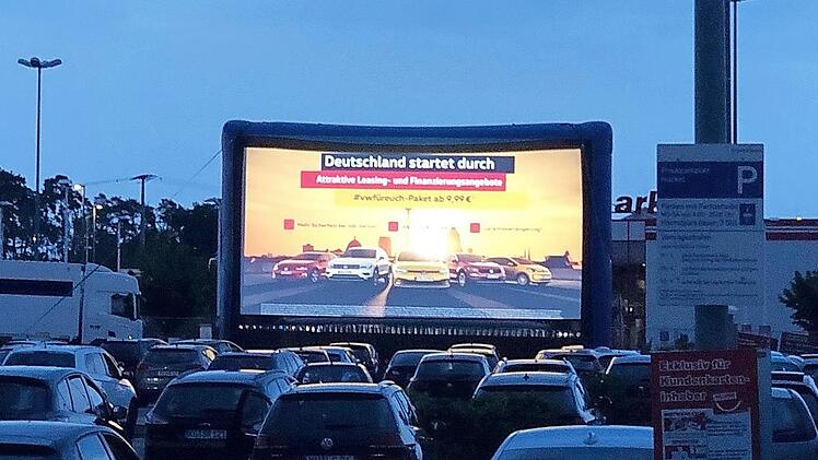 Am Parkplatz des Market-Marktes in Hallstadt werden ab heute wieder Kinofilme gezeigt.