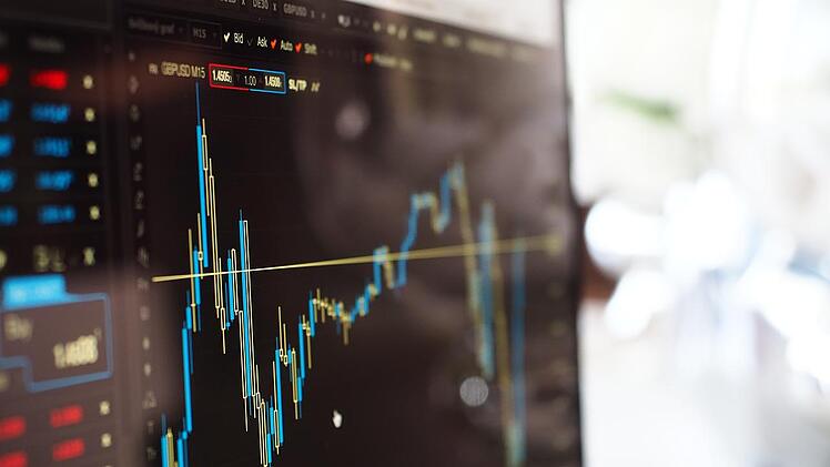 Es kann sich lohnen, das Geld langfristig in einem ETF anzulegen.