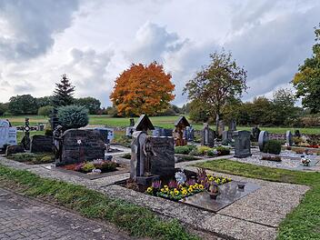 Der Friedhof in Stangenroth wird umgestaltet. Die Gräber   sollen nicht verlegt,  die Pflanzflächen aber verkleinert und die Platten entfernt werden.