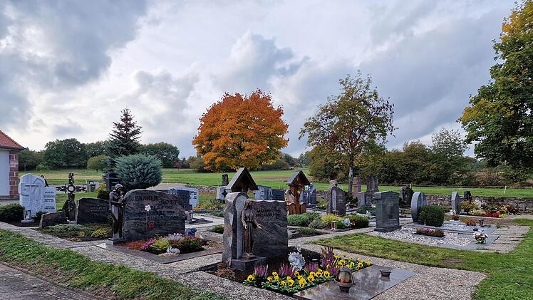 Der Friedhof in Stangenroth wird umgestaltet. Die Gräber   sollen nicht verlegt,  die Pflanzflächen aber verkleinert und die Platten entfernt werden.