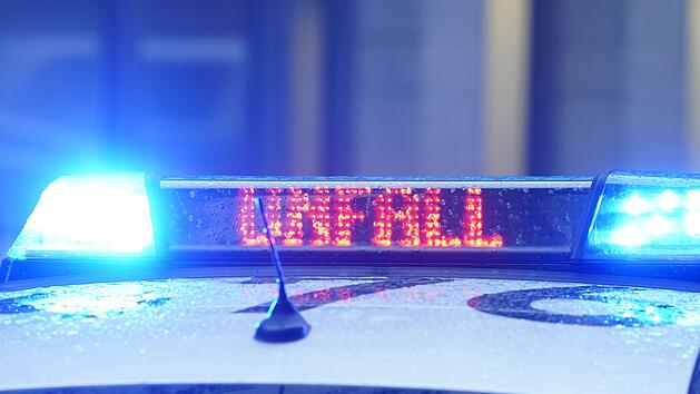 Frontalcrash mit Lkw im Kreis Würzburg: Autofahrer nach Unfall im Gegenverkehr schwer verletzt