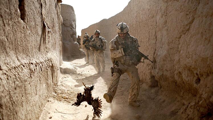 Ein Moment der Menschlichkeit: Ein kanadischer Soldat scheucht ein Huhn, wenig sp&auml;ter wird er beschossen.