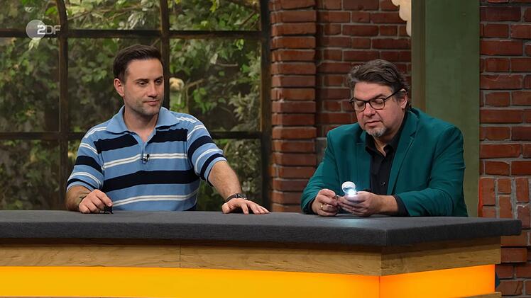 Nach harten Verhandlungen zahlte H&auml;ndler Daniel Meyer (rechts) zahlte schlie&szlig;lich 1.200 Euro f&uuml;r die Brosche.