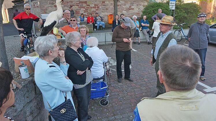Etwa zwei Dutzend Interessierte fanden sich auf dem Samuel-Sichel-Platz ein, um Jochen Willecke zuzuhören.