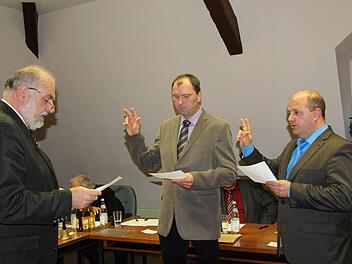 Bürgermeister Roland Kauper (links) bei der Vereidigung seiner Stellvertreter Holger Dremel (rechts) und Otto Nüßlein.  Foto: Georg Stöhr