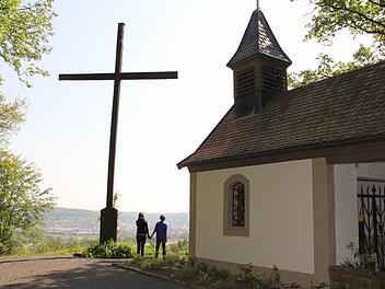Das Käppele, hoch über Ebern, könnte Mittelpunkt eines Friedwaldes werden, wenn sich der Stadtrat Ebern für einen solchen entscheidet. 3. Bürgermeister Werner Riegel hat ihn ins Gespräch gebracht. Davor sind noch viele Gesichtspunkte zu klären.  Foto: Helmut Will