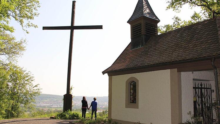 Das Käppele, hoch über Ebern, könnte Mittelpunkt eines Friedwaldes werden, wenn sich der Stadtrat Ebern für einen solchen entscheidet. 3. Bürgermeister Werner Riegel hat ihn ins Gespräch gebracht. Davor sind noch viele Gesichtspunkte zu klären.  Foto: Helmut Will