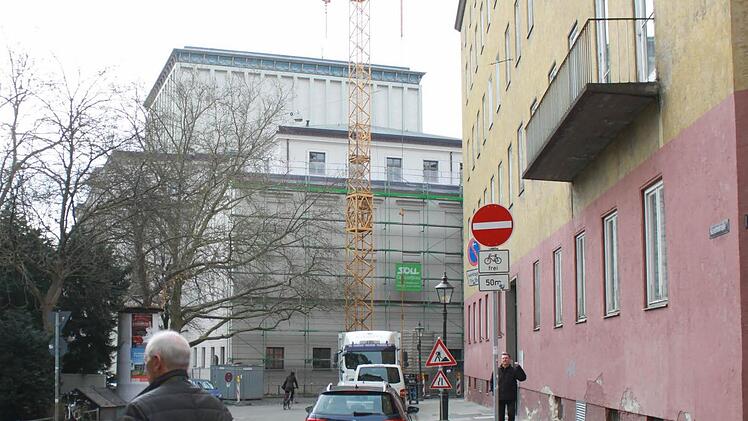 Blick auf das eingerüstete Bühnenhaus des Augsburger Theaters.Foto: Jochen Berger