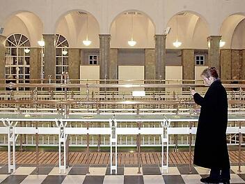 Ein Kurgast holt sich vor 15 Jahren in der Quellenhalle Rakoczy-Wasser. Die Anforderungen an die Kur und Tourismus haben sich seitdem stark verändert, ein Umstand, den auch der Kurverein zu spüren bekommt.  Foto: Archiv/ Wolf-Dietrich Weissbach