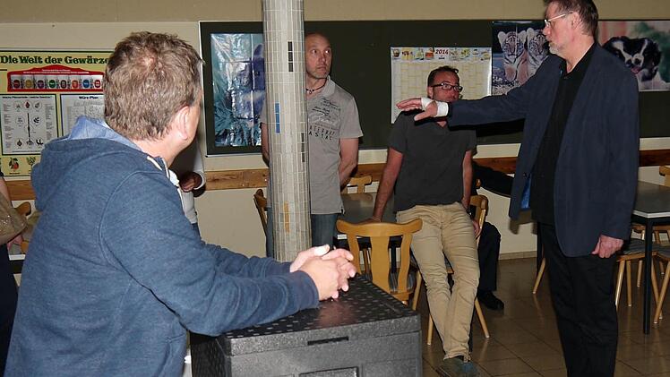 Architekt Karl-Heinz Höfner (rechts) erläutert seine Umbaupläne. Foto: Berthold Köhler