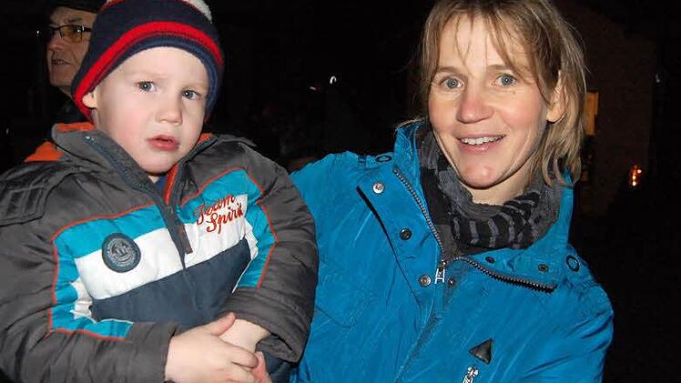 Moritz mit seiner Mutter gefiel am besten die flackernden Feuerkörbe auf dem Schlossplatz.  Foto: Andreas Welz