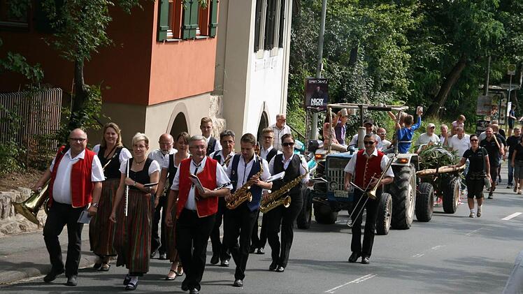 Mit musikalischer Begleitung zog der Kellerfestbaum ein. Foto: Hans Joachim Leiss