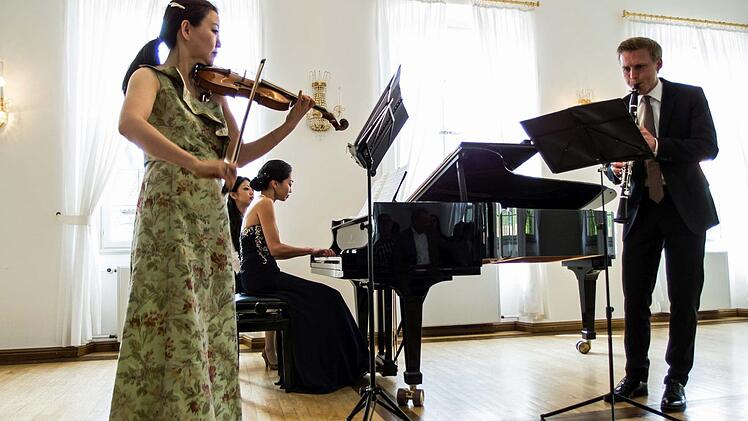 Megumi Ikeda, Kyoko Frank und Philipp Grzondziel (von links) gastierten im "Haus des Gastes". Foto: Jochen Berger