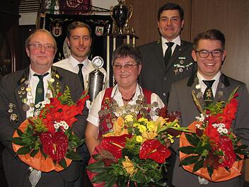 Königsproklamation beim Schützenverein Herzogstand Coburg-Neuses. Unser Bild zeigt von links vorne: den Ersten Ritter Andreas Mai,Schützenkönigin Christina Kob und den Zweiten Ritter Florian. Hinter derKönigsgruppe stehen Erster Schützenmeister Tobias Blum (links) undOberschützenmeister Jens-Uwe Peter. Foto: Martin Koch