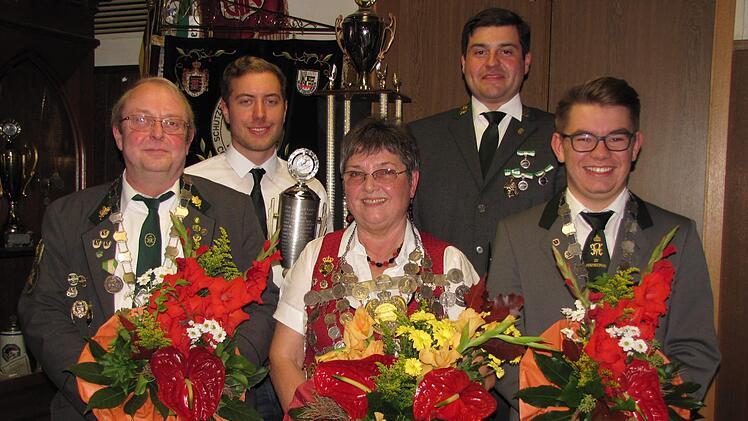 Königsproklamation beim Schützenverein Herzogstand Coburg-Neuses. Unser Bild zeigt von links vorne: den Ersten Ritter Andreas Mai,Schützenkönigin Christina Kob und den Zweiten Ritter Florian. Hinter derKönigsgruppe stehen Erster Schützenmeister Tobias Blum (links) undOberschützenmeister Jens-Uwe Peter. Foto: Martin Koch