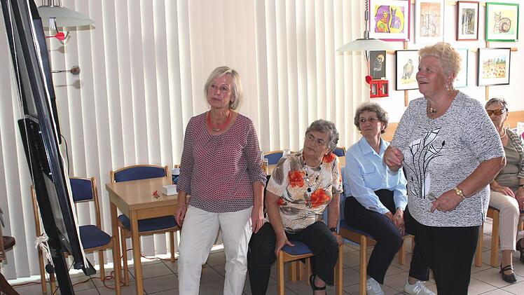 Renate Jakob bietet jeden Dienstagnachmittag einen Dartkurs an. Foto: Carsten Höllein